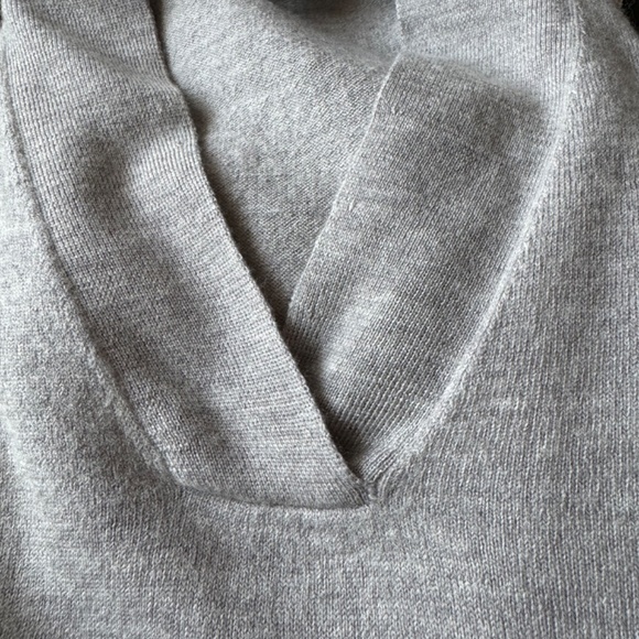 Saks  Fifth Avenue sweater - Picture 12 of 12